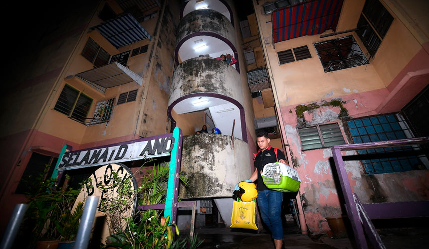 Seramai 222 penghuni daripada 40 pintu flat Blok F terpaksa mengosongkan kediaman mereka sebelum jam 12 tengah malam ini sementara susulan penemuan keretakan aktif sejak tengah hari Jumaat di Flat Taman Keramat Permai malam ini. - Foto Bernama