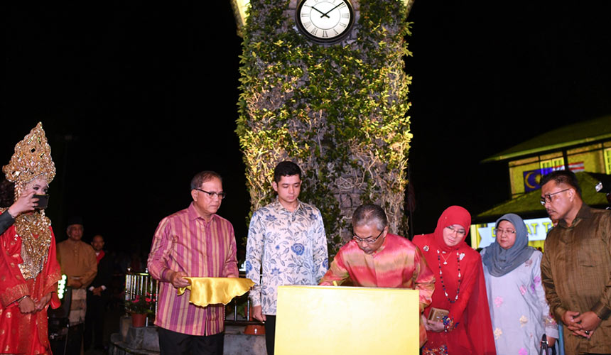 Yang di-Pertuan Agong Al-Sultan Abdullah Ri'ayatuddin Al-Mustafa Billah Shah (empat, kanan) menurunkan tandatangan pada plak simbolik merasmikan Sambutan 100 Tahun Bukit Fraser di hadapan Tugu Jam malam tadi. - Foto Bernama