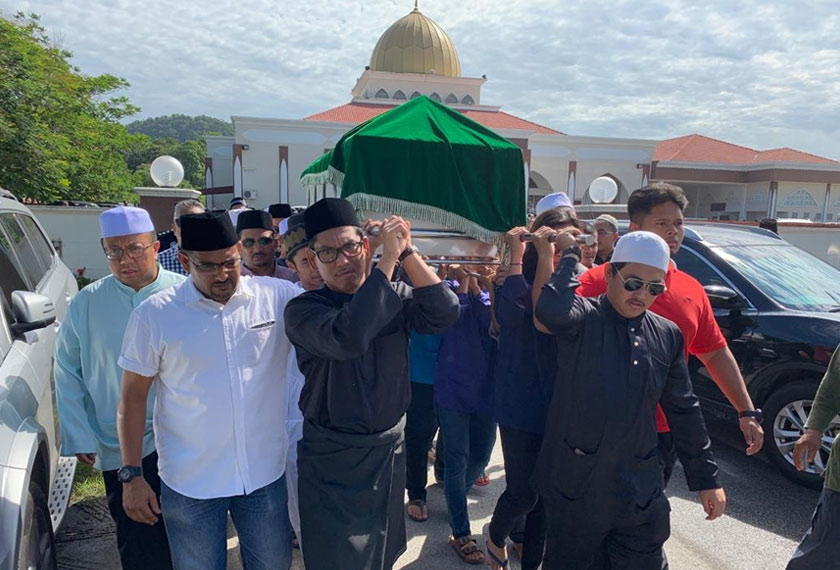 Terdahulu, solat jenazah diimamkan sendiri oleh Ahmad Faizal di Masjid Al-Khairiah di sini, sebelum mengusung jenazah sejauh 200 meter ke tanah perkuburan berhampiran. - Foto Astro AWANI