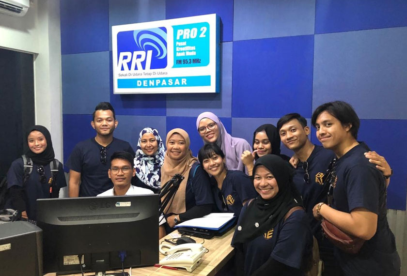 Pelajar FKPM UiTM Rembau sewaktu melawat studio bagi Radio Republik Indonesia (RRI) di Denpasar, Bali