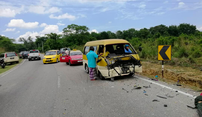 Keadaan van yang bertembung dengan motosikal yang dinaiki kedua-dua mangsa. - Foto ihsan pembaca