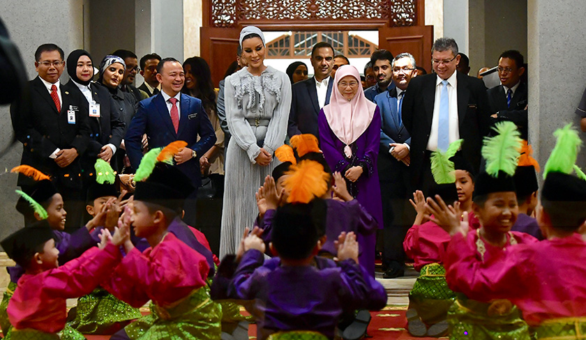 Dr Wan Azizah bersama Sheikha Moza menyaksikan persembahan daripada kanak-kanak Genius pada majlis makan malam di kediaman rasminya di Sri Satria, malam ini. --fotoBERNAMA 