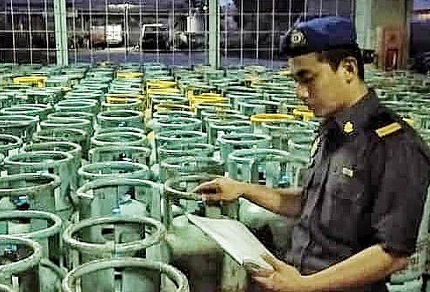  Hasil operasi mengesyaki pemegang lesen barang kawalan Gas Petroleum Cecair telah melanggar peruntukan di bawah Akta Kawalan Bekalan 1961 kerana memindahkan barang kawalan di tempat yang tidak dilesenkan. - Astro AWANI