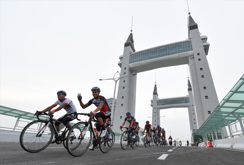Para pelumba Terengganu Inc TSG Cycling Team (TSG) melalui Drawbridge Kuala Terengganu City Centre ketika menjalani sesi latihan di jambatan angkat pertama di Asia Tenggara yang dibuka 1 Ogos. --fotoBERNAMA