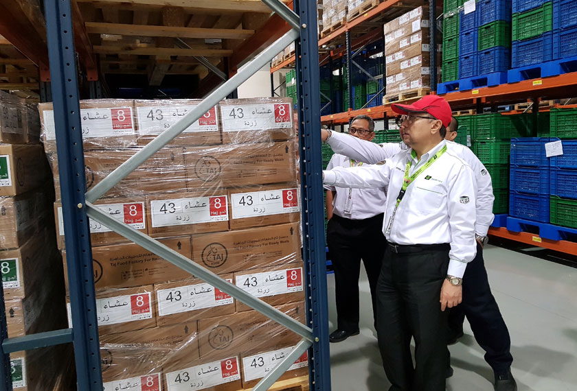 Syed Saleh (kanan) melihat pek makanan 'ready to eat meals' disimpan di kilang Taj Food di sini hari ini. -- fotoBERNAMA