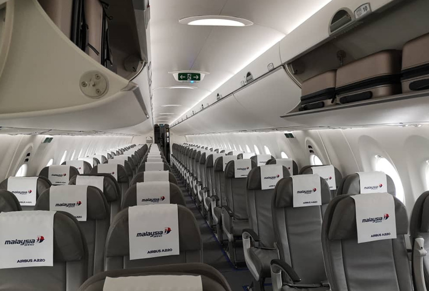 Bahagian dalam pesawat Airbus A220-300.