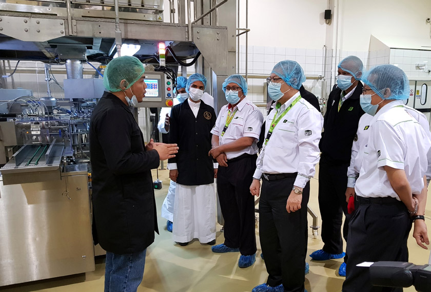 Syed Saleh (tiga, kanan) meninjau pembuatan pek makanan 'ready to eat meals' di kilang Taj Food di Jeddah, 3 Ogos, 2019. --fotoBERNAMA