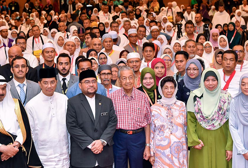 Perdana Menteri Tun Dr Mahathir Mohamad dan isteri Tun Dr Siti Hasmah Mohd Ali bergambar bersama para bakal haji semasa majlis mengucapkan selamat jalan kepada jemaah haji hari ini. - Foto Bernama