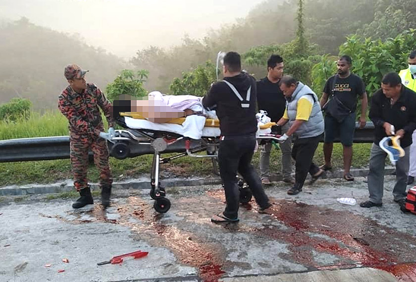 Seorang mangsa dibawa dengan pengusung.