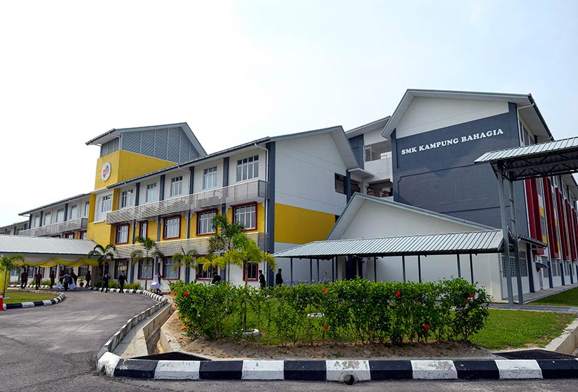 Bangunan Sekolah Menengah Kebangsaan Kampung Bahagia yang telah dirasmikan oleh Sultan Perak Sultan Nazrin Shah hari ini.  - Foto Bernama