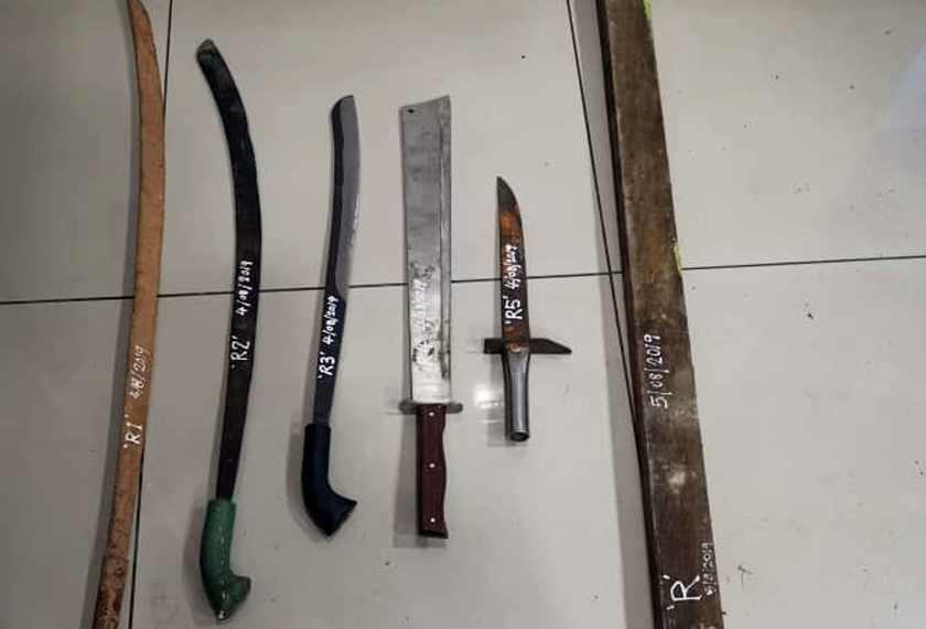 Senjata yang digunakan suspek dalam pergaduhan di Kuil Kaliamma, Bestari Jaya, Kuala Selangor malam tadi.
