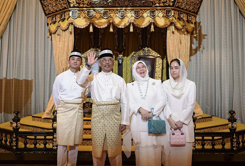 Yang di-Pertuan Agong Al-Sultan Abdullah Ri’ayatuddin Al-Mustafa Billah Shah dan Raja Permaisuri Agong Tunku Hajah Azizah Aminah Maimunah Iskandariah berkenan bergambar kenangan bersama anakanda baginda berdua Tengku Muhammad Iskandar Ri’ayatuddin Shah (kiri) dan Tengku Puteri Jihan Azizah ‘Athiyatullah. - Foto Bernama