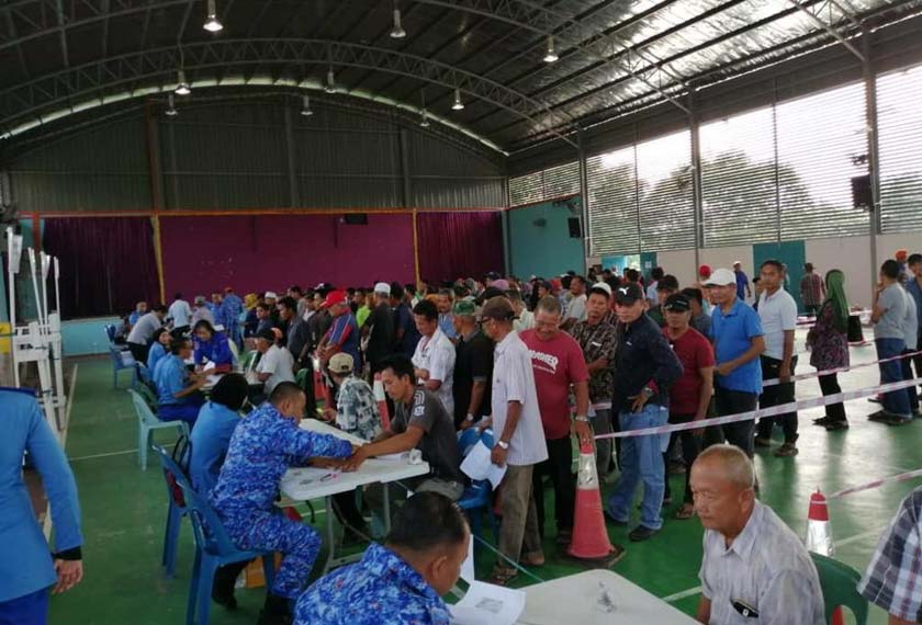 Beberapa mangsa banjir mendaftar sebelum menerima bantuan wang ihsan.