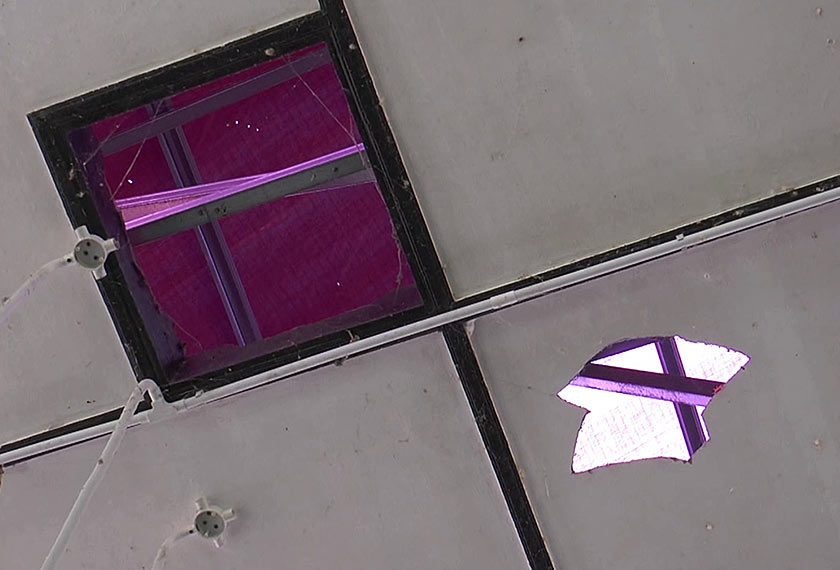 Keadaan siling masjid yang belum siap memberi masalah buat jemaah masjid. - Astro AWANI