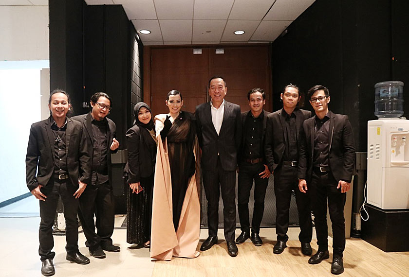 Misha Omar bersama Ramli MS dan pemuzik-pemuzik iringannya.