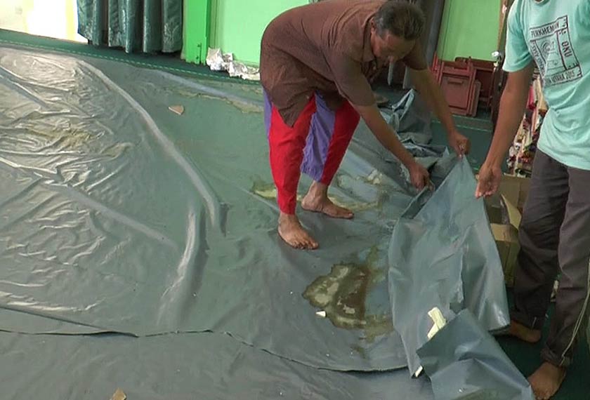 Lantai masjid akan bertakung dengan air setiap kali selepas hujan. - Astro AWANI