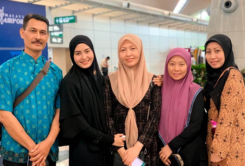 Wany Hasrita (dua dari kanan) bersama ahli keluarga yang menghantarnya di KLIA pada Rabu. - Gambar Instagram WANY HASRITA