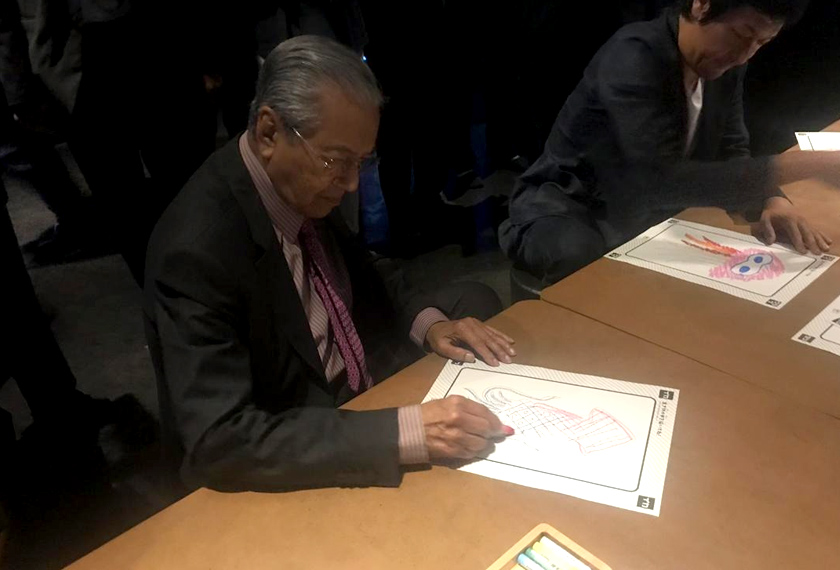 Tun Mahathir membuat lakaran sotong sebelum ia 'dihidupkan' dalam akuarium virtual. - Astro AWANI