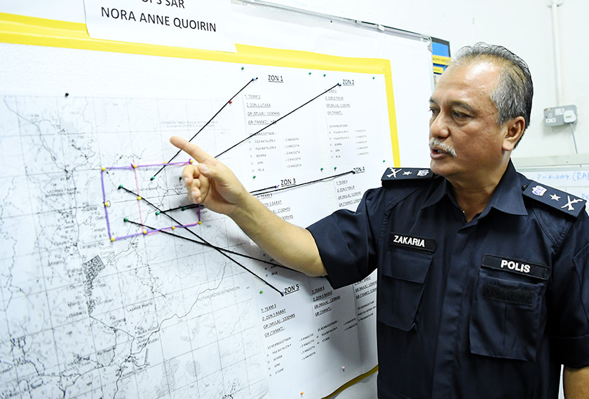 Che Zakaria menunjukkan zon pencarian dalam usaha mencari dan menyelamat Nora Anne pada sidang media di Seremban, 7 Ogos, 2019. --fotoBERNAMA