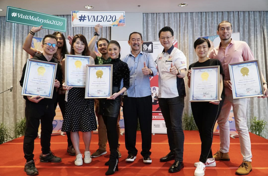 Kejayaan tersebut turut dikongsi oleh band Shadow Puppet Theatre yang turut sama terlibat dalam persembahan tersebut.