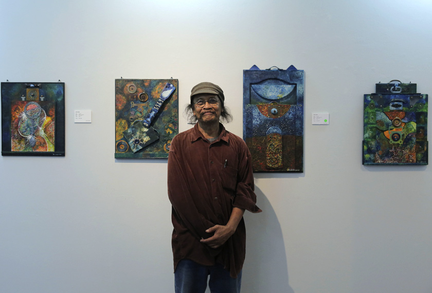 Sani Sudin disamping lukisan-lukisan beliau yang dipamerkan di Galeri Shah Alam. Foto Astro AWANI/Shahir Omar