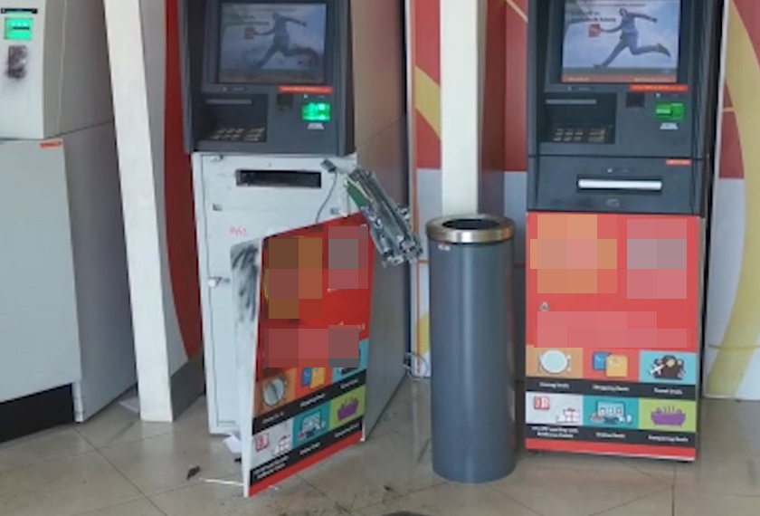 Hasil pemeriksaan menemui rantai besi dan cangkuk yang telah dipasang pada mesin ATM disyaki digunakan untuk menarik keluar mesin terbabit.  - Foto Astro AWANI