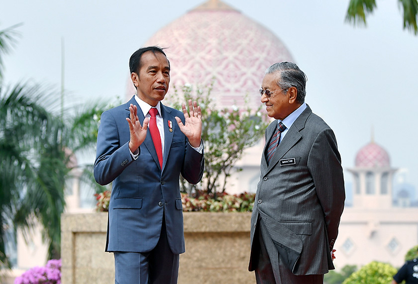 Perdana Menteri Tun Dr Mahathir Mohamad (kanan) bersama Joko Widodo semasa sambutan rasmi di Dataran Perdana, Bangunan Perdana Putra sempena lawatan rasmi Presiden Indonesia itu ke Malaysia pada Jumaat lalu.