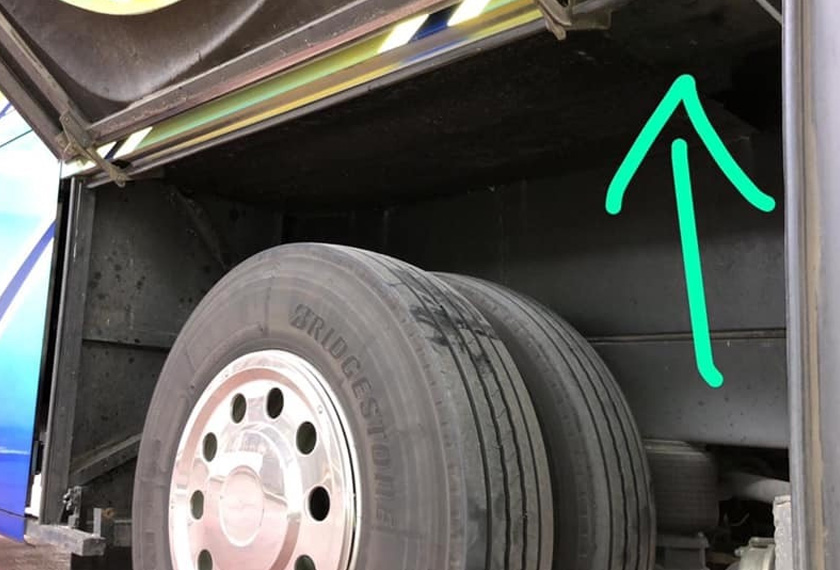 Ruang di bawah bas yang dijadikan tempat meletakkan burung hiasan seludup. - Foto: Facebook Immigration & Checkpoints Authority