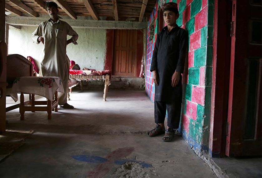 Kesan lubang di lantai konkrit ini menunjukkan tempat Ayan berdiri bersama bom itu sewaktu ia meteup. - Reuters