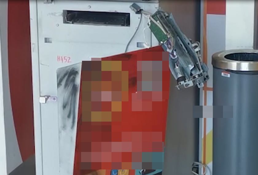  Cubaan menarik keluar menggunakan sebuah kenderaan gagal. - Foto Astro AWANI