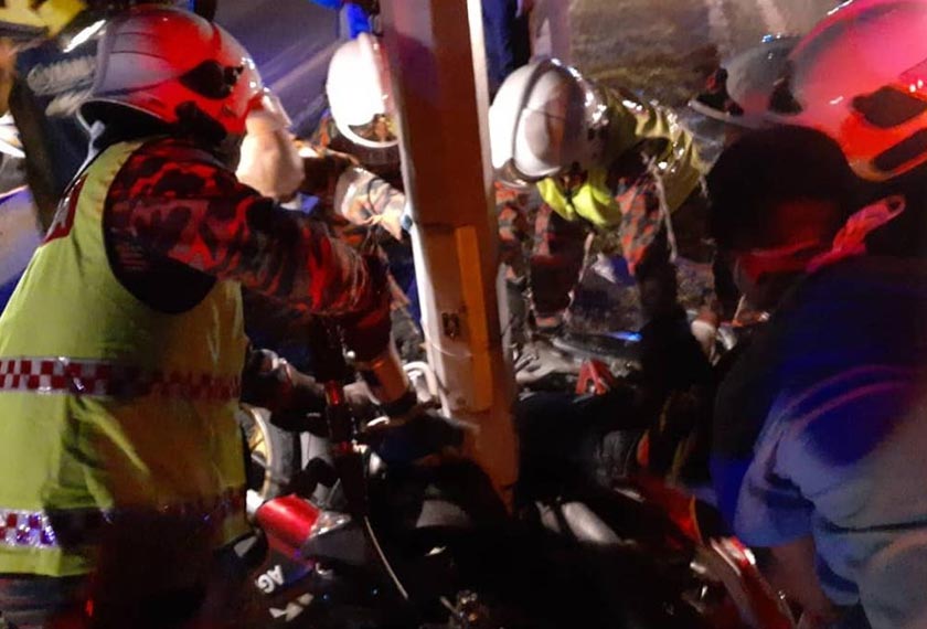 Apabila sampai di tempat kejadian dipercayai motosikal telah terbabas sendiri terlanggar tiang lampu. - Foto JBPM