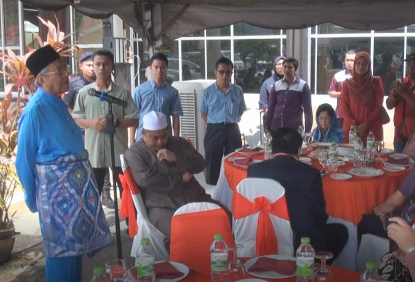 Perdana Menteri meminta rakyat Malaysia yang terjejas akibat ribut susulan Taufan Lekima supaya bersyukur dengan bantuan diterima.- Foto Astro AWANI