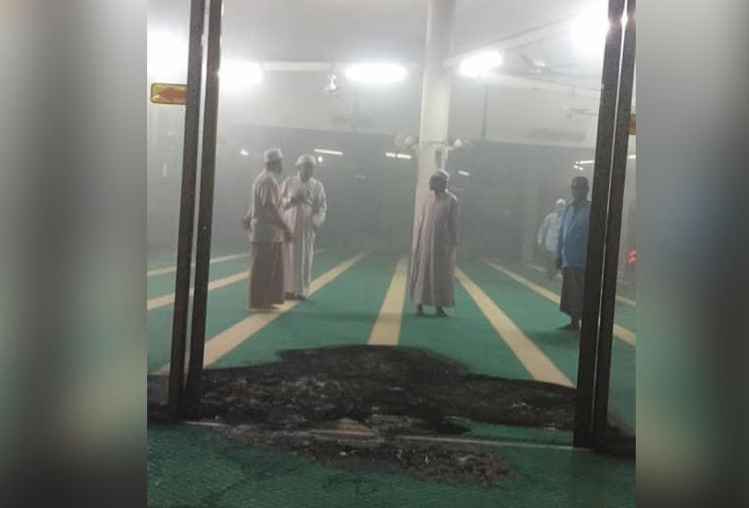 Hasil pemeriksaan awal mendapati terdapat kesan bakar pada karpet di pintu tepi Masjid Pendang. - Foto Astro AWANI