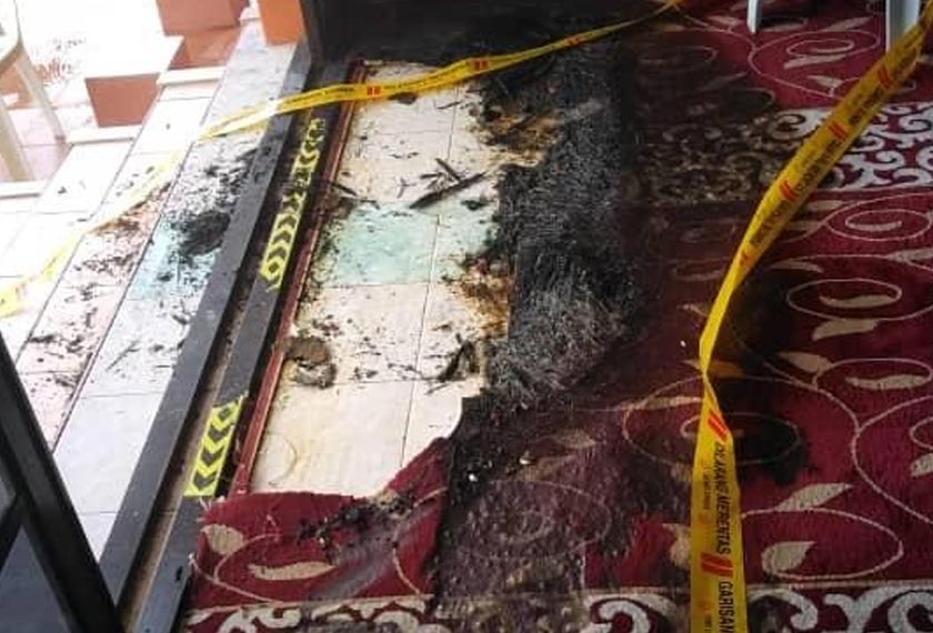 Hasil pemeriksaan awal mendapati terdapat kesan bakar pada permaidani di pintu hadapan Masjid Kampung Rambai . - Foto Astro AWANI