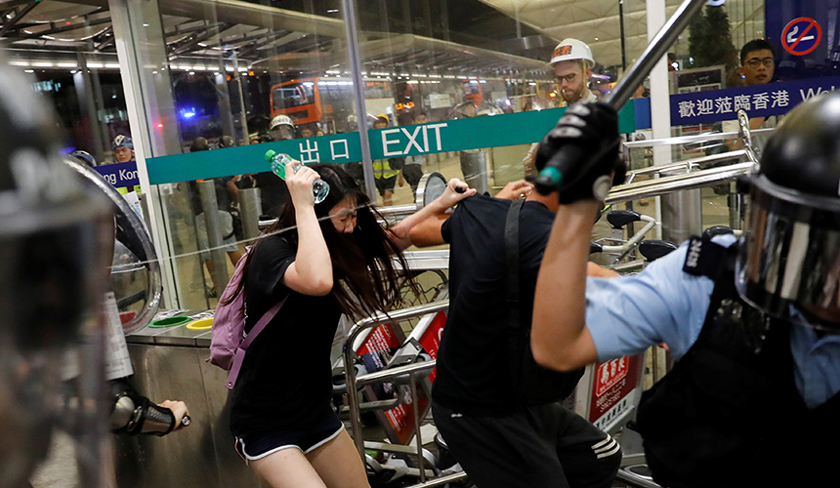 Pertempuran tercetus susulan penutupan lapangan terbang berkenaan pada Isnin yang menyaksikan ribuan penunjuk perasaan berpakaian hitam melaungkan protes sambil membawa sepanduk. - Gambar REUTERS