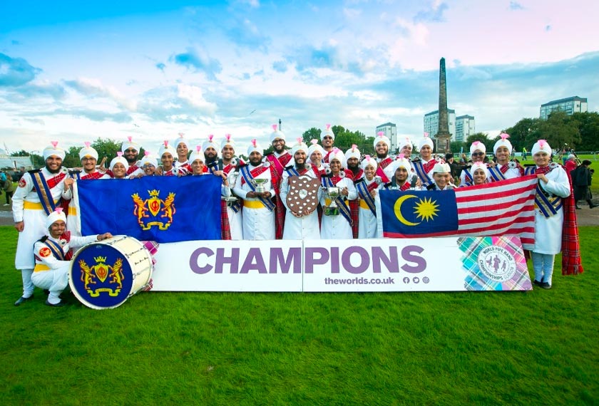 Anggota band bergambar bersama trofi yang dimenangi. - Kredit Jesmesh Singh