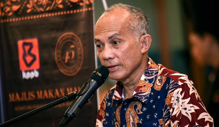 Azman berucap pada Majlis Makan Malam Ulang Tahun Ke-45 KPPB 1974 di sebuah hotel di Kuala Lumpur malam tadi. --fotoBERNAMA
