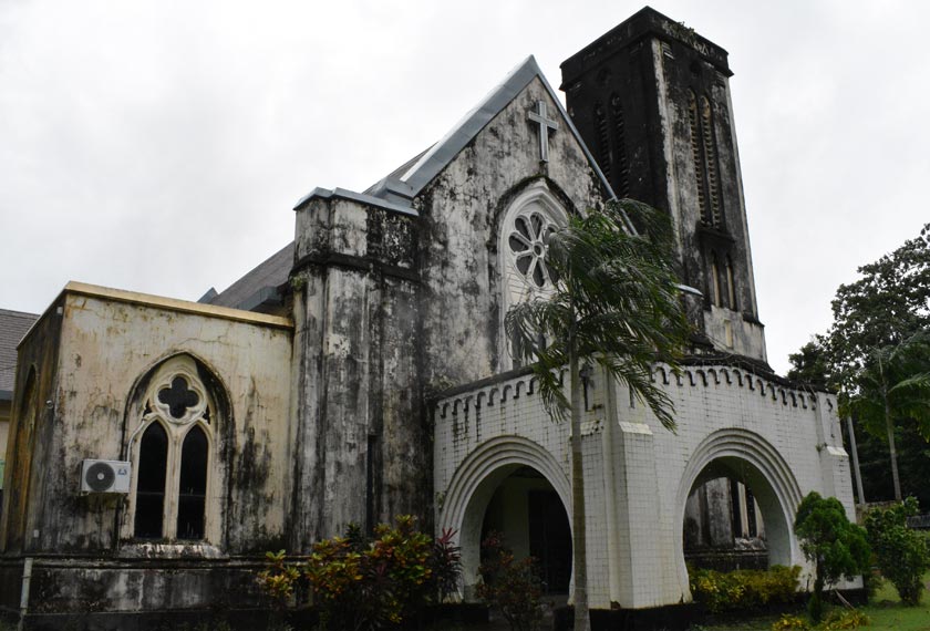 Gereja Baptist pertama ini, walaupun kelihatan sangat usang dengan warna yang pudar, ia masih digunakan ketika ini. Pasukan Ceritalah