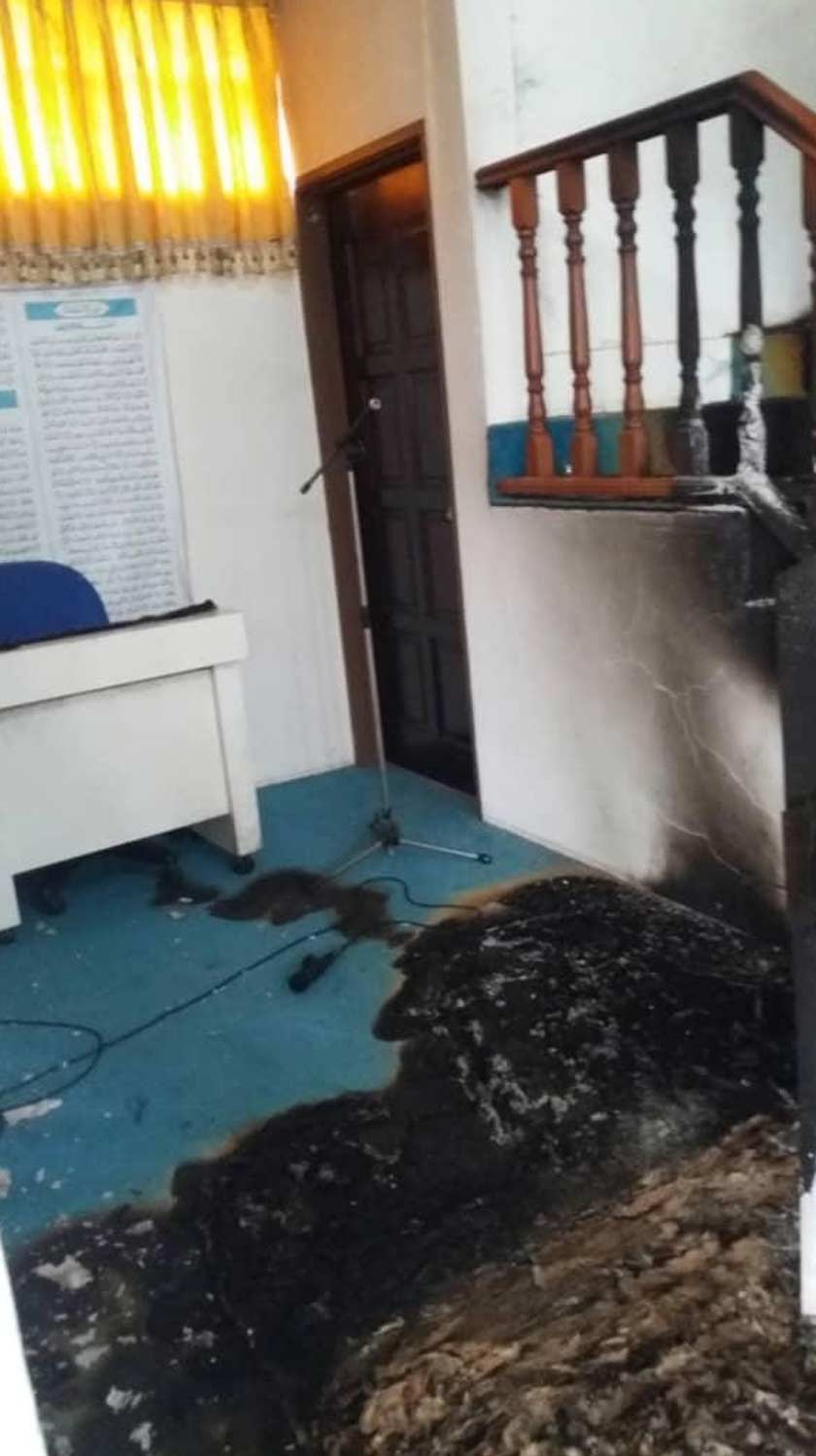 Kebakaran bermula dari atas mimbar masjid dan karpet di bawah mimbar. - Foto JBPM