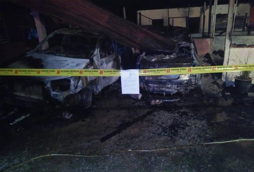 Dua kereta yang turut terbakar dalam kejadian pagi tadi.