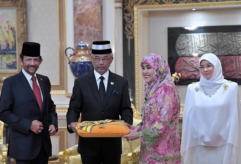 Yang di-Pertuan Agong Al-Sultan Abdullah Ri’ayatuddin Al-Mustafa Billah Shah berkenan mengurniakan anugerah Darjah Utama Seri Mahkota Negara (D.M.N) kepada Raja Isteri Pengiran Anak Hajah Saleha (dua, kanan). - Foto Bernama