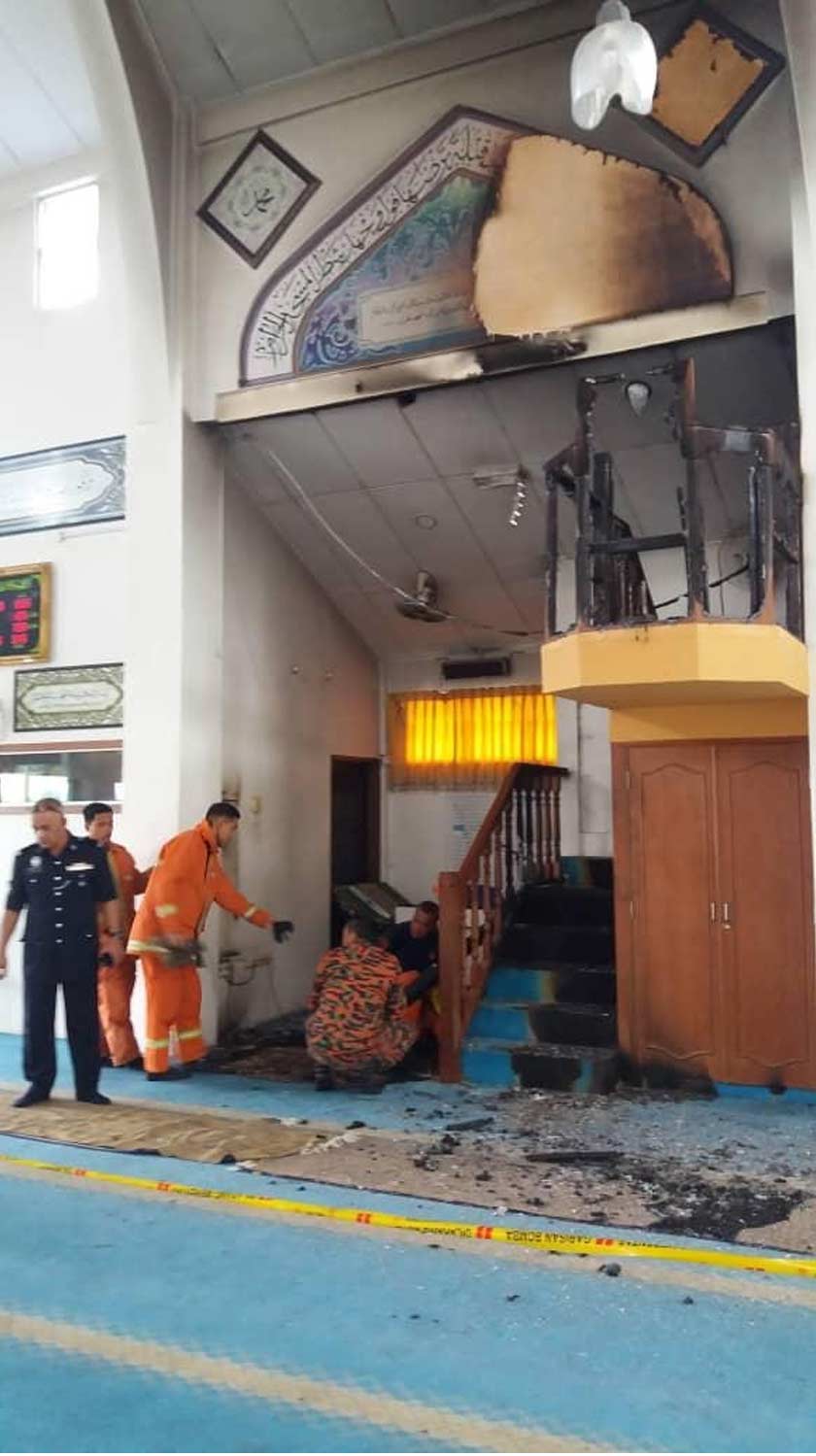Anak kariah masjid terbabit sampai di masjid pada jam 5.40 pagi dan mendapati api sudah dipadamkan sepenuhnya. - Foto JBPM