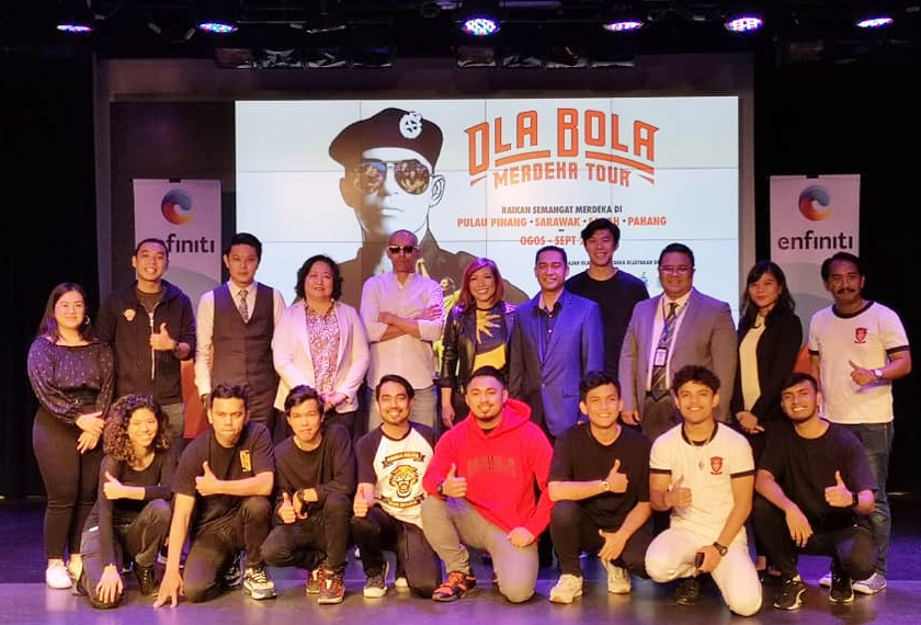 Tiara bersama barisan pelakon OlaBola Merdeka Tour.