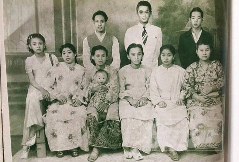 Tik (duduk, tiga dari kiri) bersama suami dan adik beradik yang lain. -Foto Sinar Harian