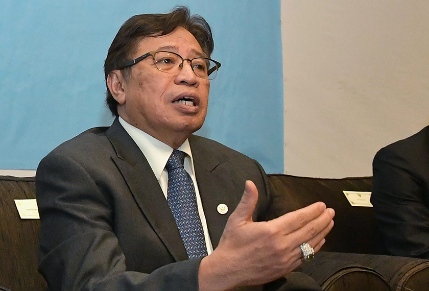 Abang Johari mengumumkan barisan Kabinet Sarawak yang baharu. - Foto Bernama