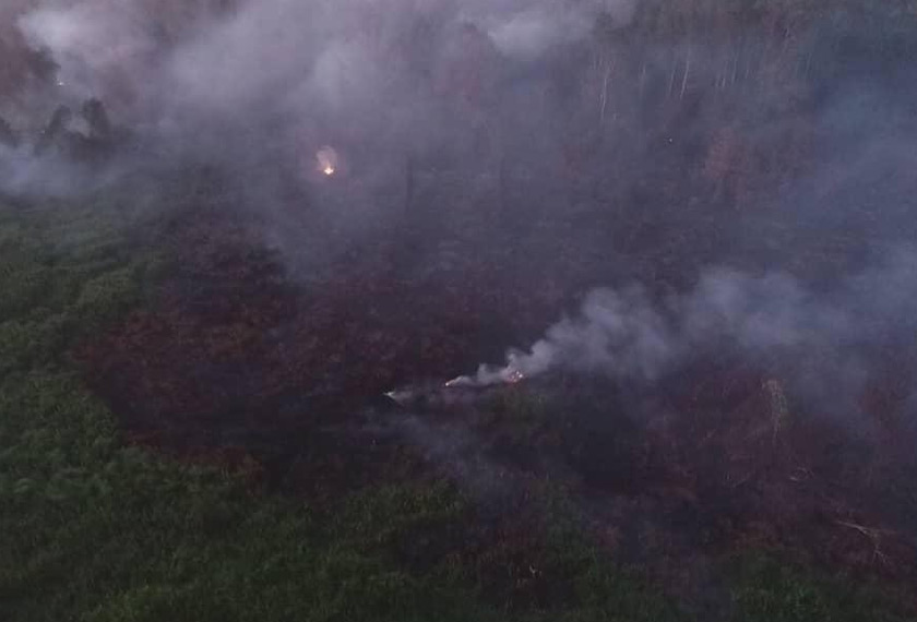 Jerebu kembali susulan kebakaran tanah gambut di Miri. - Foto JPBN Sarawak
