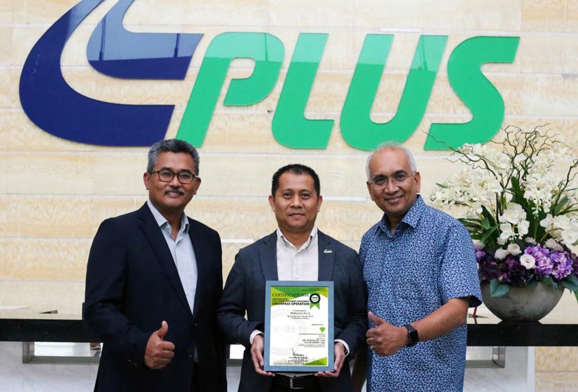 Dari kiri, CEO PLUS Zakaria Ahmad Zabidi, Ketua Pengurusan Fasiliti PLUS Hot Hamzah dan Azman. - Foto PLUS