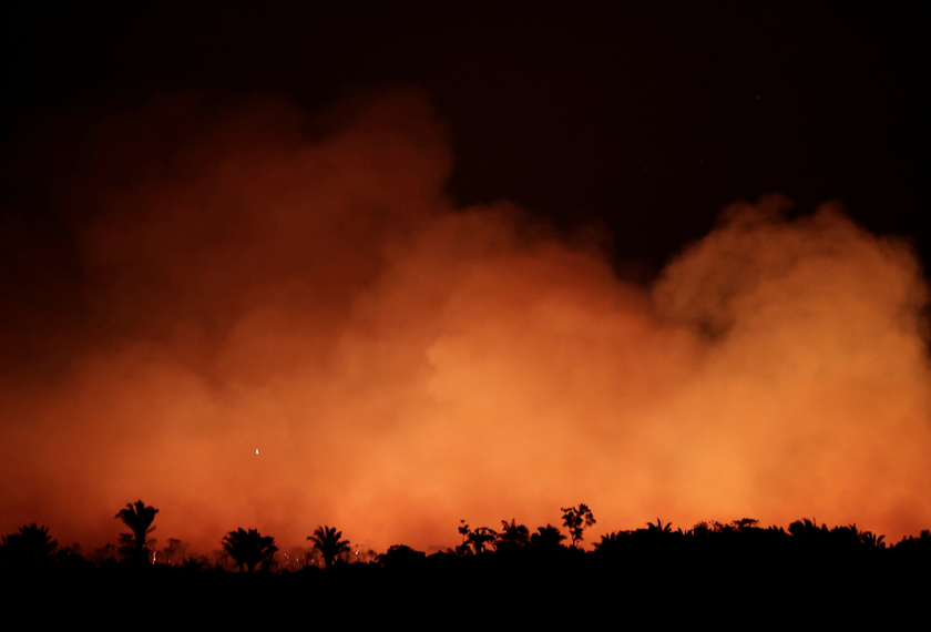 Suasana langit waktu malam juga diterangi api yang terus marak. - Reuters