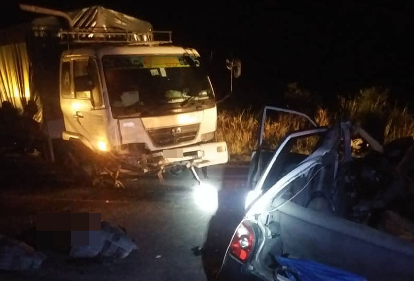 Empat lelaki maut, dua cedera apabila kereta bertembung lori kargo di Jalan Sri Aman-Sarikei di sini. - Gambar Astro AWANI.