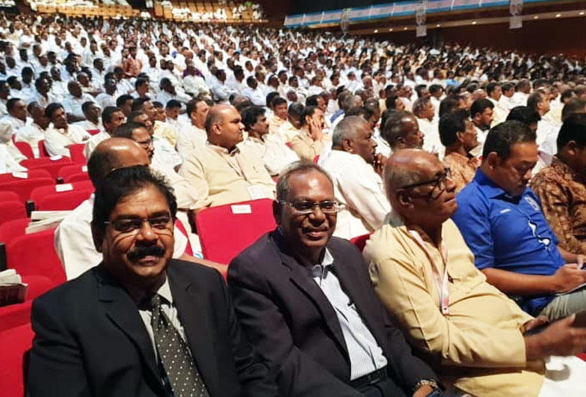 Periasamy (dua dari kiri) semasa di Perhimpunan Agung MIC di PWTC. Di sebelah kanannya, Presiden Sayap Penyokong Pas, Balasupramaniam. -Gambar Astro AWANI